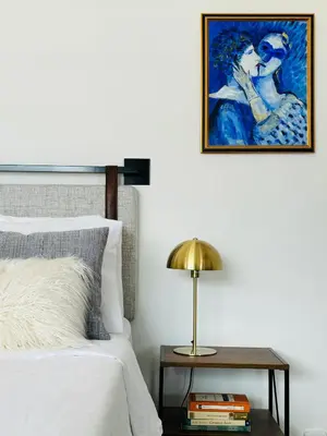 a bedroom with a bed and a table with a lamp at Loft luminoso y moderno con excelentes vistas in Medellín