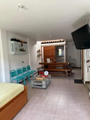 a bedroom with a bed and chairs and a desk at Casa colonial acogedora cerca al parque in Jardin