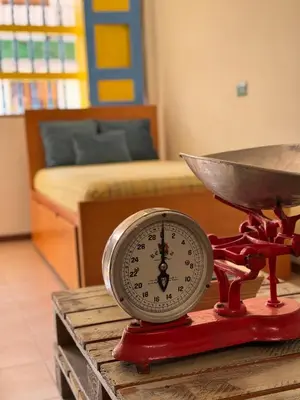 a scale sitting on top of a table with a bed at Casa colonial acogedora cerca al parque in Jardin