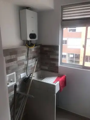 a bathroom with a sink and a window at Apartamento campestre a 5 min del parque in La Ceja