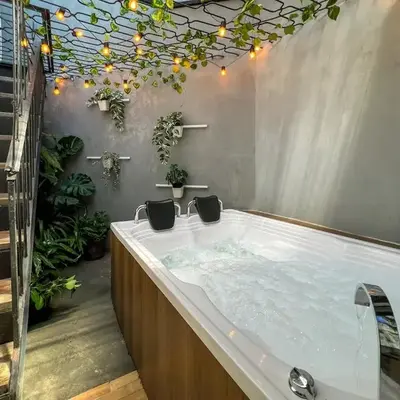 202 Romantic loft with jacuzzi