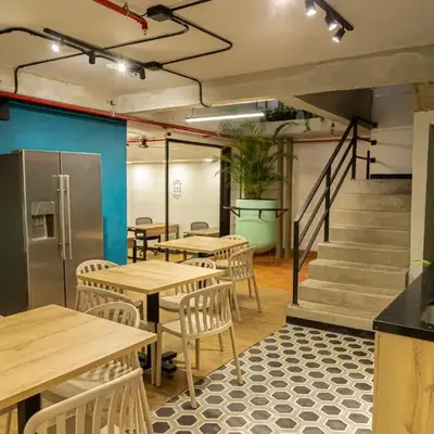 Económicas habitaciones amobladas en Medellín con oficinas