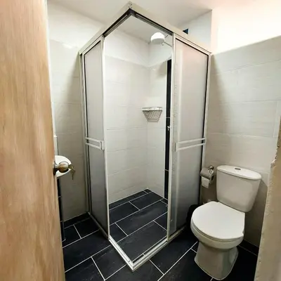a bathroom with a toilet and a shower at Apartamento en Jardín Antioquia in Jardin