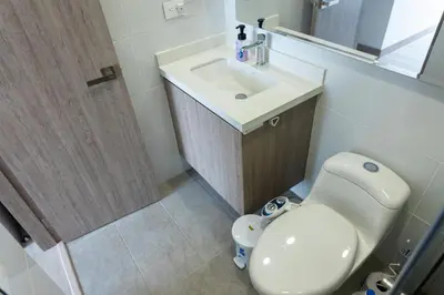 a bathroom with a toilet and a sink at Hermoso Apartamento exclusiva ubicación in Manizales