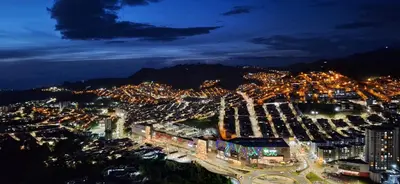 a view of a city at night at Hermoso Apartamento exclusiva ubicación in Manizales