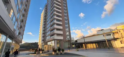 a tall building with people walking in front of it at Hermoso Apartamento exclusiva ubicación in Manizales