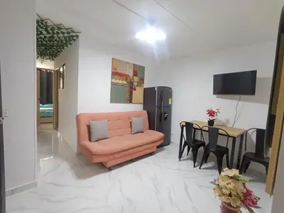 a living room with a couch and a table at E2V LINDO y RENOVADO APARTAMENTO EN LAURELES ESTADiO in Medellín