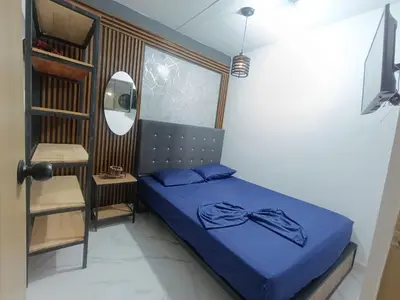 a bedroom with a blue bed and a mirror at E2V LINDO y RENOVADO APARTAMENTO EN LAURELES ESTADiO in Medellín