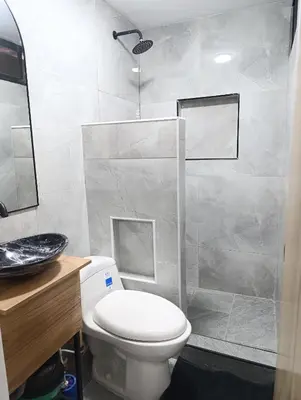 a bathroom with a white toilet and a shower at E2V LINDO y RENOVADO APARTAMENTO EN LAURELES ESTADiO in Medellín