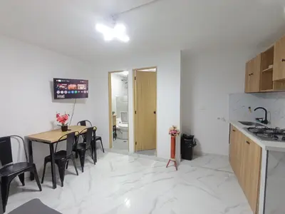 a kitchen and dining room with a table and chairs at E2V LINDO y RENOVADO APARTAMENTO EN LAURELES ESTADiO in Medellín