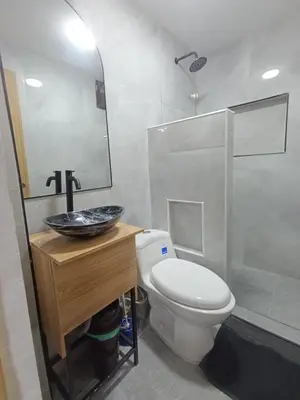 a bathroom with a toilet and a sink and a shower at E2V LINDO y RENOVADO APARTAMENTO EN LAURELES ESTADiO in Medellín