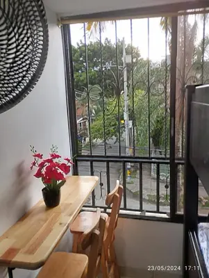 a table and chairs in a room with a large window at E2V LINDO y RENOVADO APARTAMENTO EN LAURELES ESTADiO in Medellín