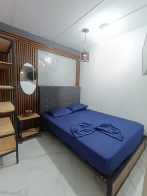 a bedroom with a blue bed and a mirror at E2V LINDO y RENOVADO APARTAMENTO EN LAURELES ESTADiO in Medellín