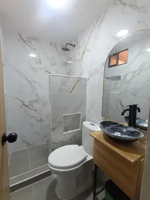 a bathroom with a toilet and a sink at E2P RENOVADO y BELLO APARTAMENTO EN LAURELES ESTADiO in Medellín