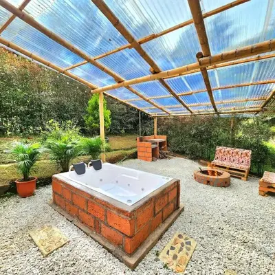 Cabaña en la Naturaleza con Jacuzzi - Santa Elena