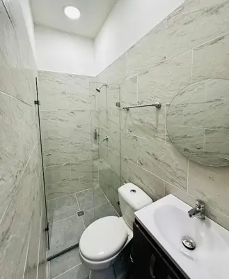 a bathroom with a toilet and a sink and a shower at Apartamento en San Diego La Candelaria cerca al centro de Medellín in Medellín