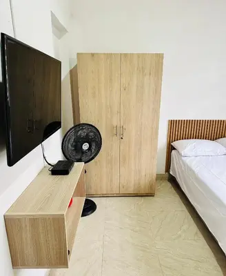 a bedroom with a bed and a desk with a television at Apartamento en San Diego La Candelaria cerca al centro de Medellín in Medellín