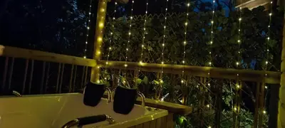 a bath tub with lights on a fence at refugio amazonico in Rionegro