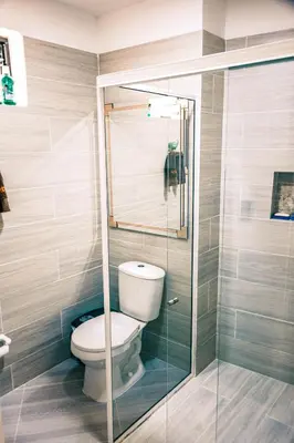 a bathroom with a toilet and a glass shower at Casa Finca La Nana in San Jerónimo