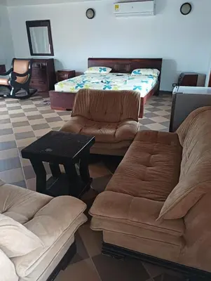 a living room with a couch and a bed at Agua Azul Cabaña 87 in San Jerónimo