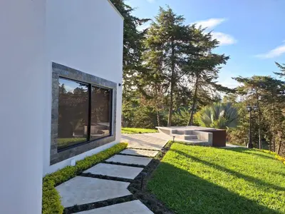a garden with a stone pathway and grass at Casa Campestre Guatapé acceso directo a la represa in Guatapé