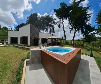 a backyard with a pool and a house at Casa Campestre Guatapé acceso directo a la represa in Guatapé