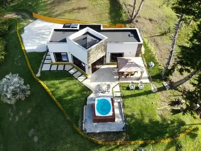 an aerial view of a house with a swimming pool at Casa Campestre Guatapé acceso directo a la represa in Guatapé