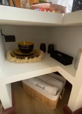 a shelf with a bowl and a bowl on it at Pietrasanta Home in Rionegro