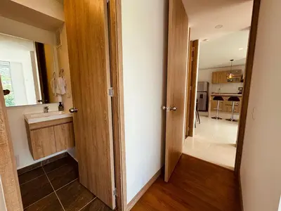 a hallway with a door leading to a kitchen at Espectacular vista, apto de lujo, piscina, gym in Manizales