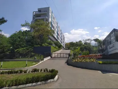 a parking lot with a building in the background at Mi Paraíso in Sopetran