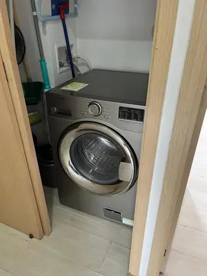 a washer and dryer sitting in a room at San Peter Aparta Suite en La 70 Laureles in Medellín