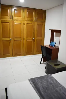 an empty room with a desk and a laptop on it at Cómodo apartament tipo loft en El Peñol in El Peñol