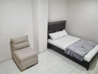 a small bedroom with a bed and a chair at Cómodo apartament tipo loft en El Peñol in El Peñol