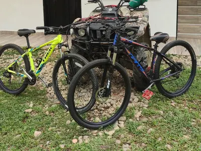 two bikes parked next to each other on the grass at Maracuya Hostel in San Rafael