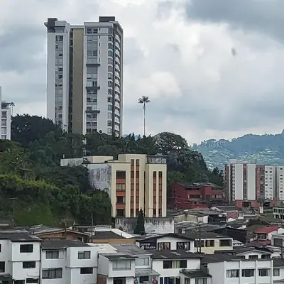 a city with buildings and a tall building at LA CASA DEL CABLE -Acogedor apartamento- in Manizales