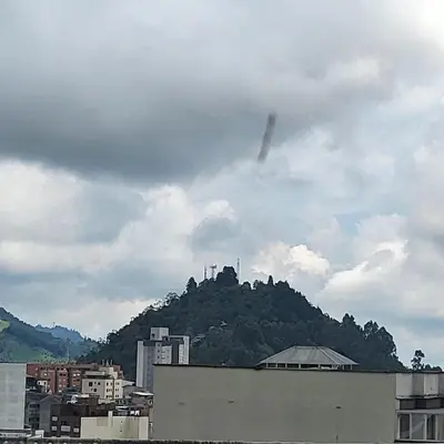 a fire truck is flying over a mountain at LA CASA DEL CABLE -Acogedor apartamento- in Manizales