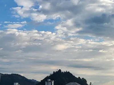 a cloudy sky with a mountain in the background at LA CASA DEL CABLE -Acogedor apartamento- in Manizales