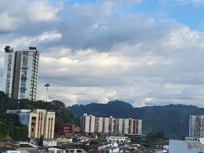 a view of a city with buildings and mountains at LA CASA DEL CABLE -Acogedor apartamento- in Manizales