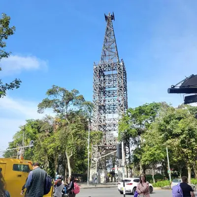 a tall tower in the middle of a street at LA CASA DEL CABLE -Acogedor apartamento- in Manizales
