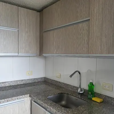 a kitchen with a sink and wooden cabinets at LA CASA DEL CABLE -Acogedor apartamento- in Manizales