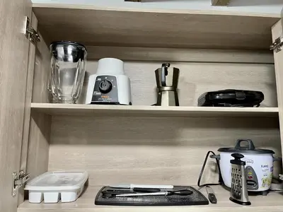a kitchen shelf with various kitchen items on it at apartamento duplex con balcon y vista a la represa in Guatapé