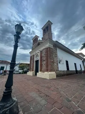 a building with a street light in front of it at Casa colonial - Jacuzzi - cerca al parque principal - lundry - Tv in Santa Fe de Antioquia