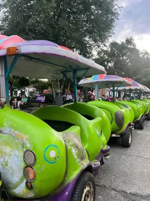 a row of green cars parked in a row at Casa colonial - Jacuzzi - cerca al parque principal - lundry - Tv in Santa Fe de Antioquia