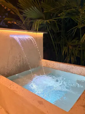 a water fountain in a tub with blue water at Cabaña in Sopetran