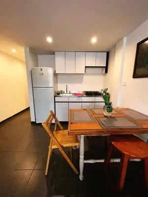 a kitchen with a table and chairs and a refrigerator at Amplio, Cómodo y tranquilo Apto cerca a Milan y Cable Plaza in Manizales