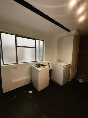 an empty room with a toilet and a window at Amplio, Cómodo y tranquilo Apto cerca a Milan y Cable Plaza in Manizales