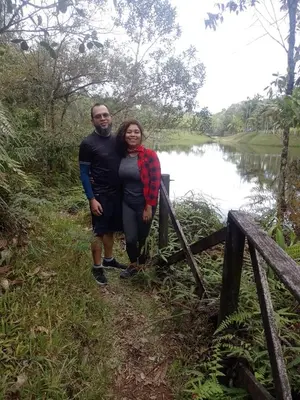 a man and woman standing next to a body of water at Hotel Monteverde Campestre in Concordia