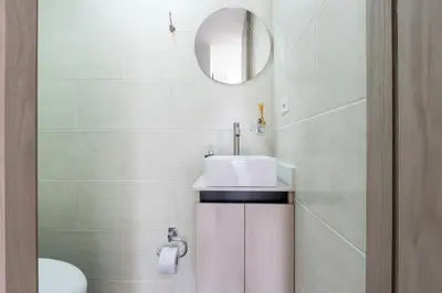 a bathroom with a sink and a mirror at Mirador del Laureles, AC, Piscina, Parqueadero 701 in Medellín