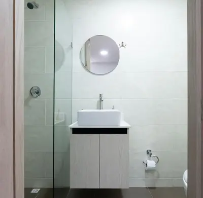 a bathroom with a sink and a shower at Mirador del Laureles, AC, Piscina, Parqueadero 701 in Medellín