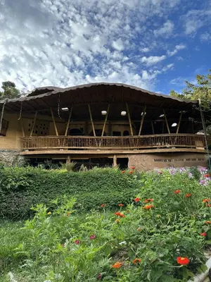 a building with a roof with a field of flowers at Mandi Wasi - Alojamiento Compartido in San Rafael